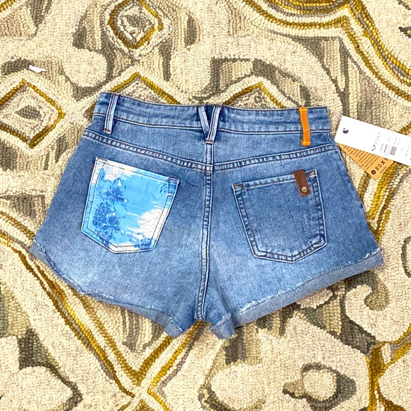 💕 Roxy NWT $54.60 the biker jean cut off shorts sz 24 💕 - Picture 1 of 9